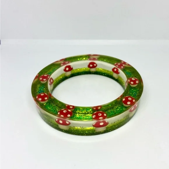 Vintage Red and White Toadstool Mushrooms Lucite Bangle Bracelet Green Sparkles - Picture 4 of 9